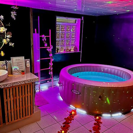 Gagny Suite Romantique Jacuzzi מראה חיצוני תמונה